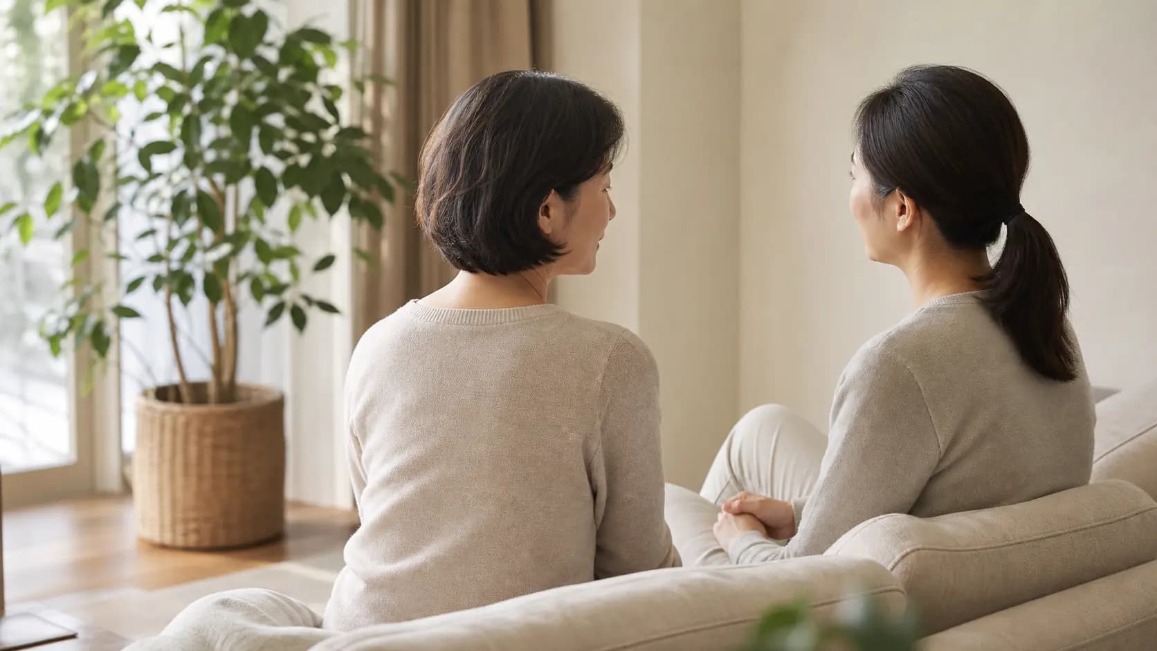 집에서 나란히 앉아 상담 계획을 이야기하는 성인 가족