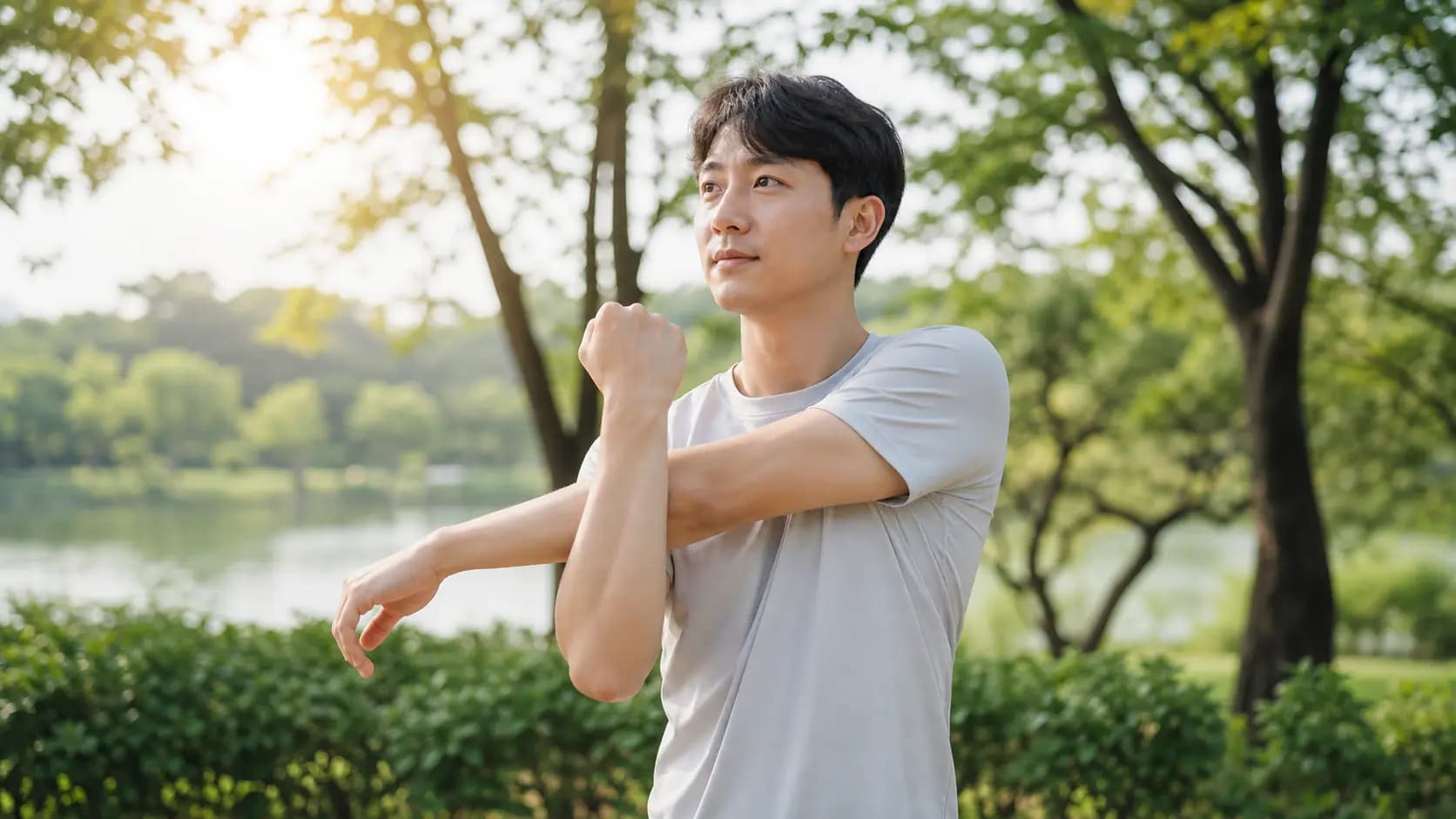 회복 뒤 공원에서 가벼운 운동을 다시 시작하는 성인