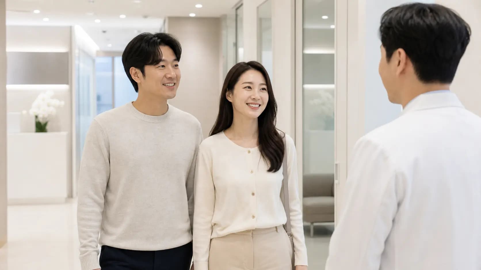 회복 초기 안과 확인을 위해 동행인과 방문한 성인