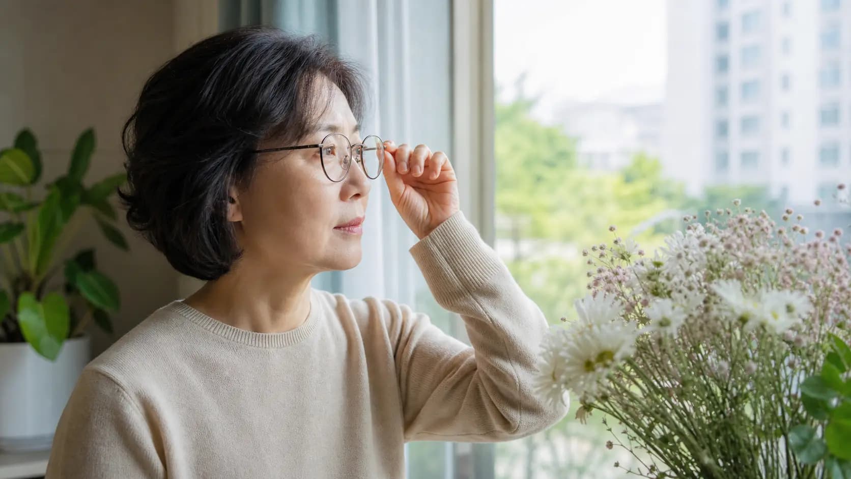 새 안경에 적응하며 일상 시야를 확인하는 중년 성인