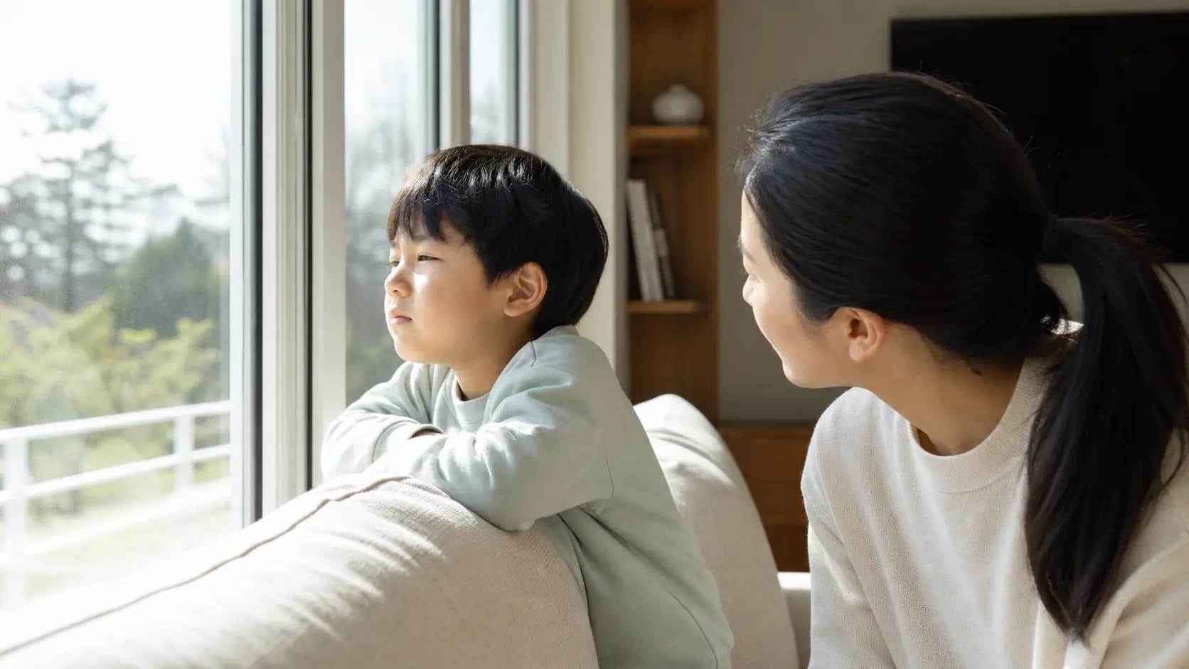 아이의 일상 속 시야 행동을 세심하게 살피는 보호자