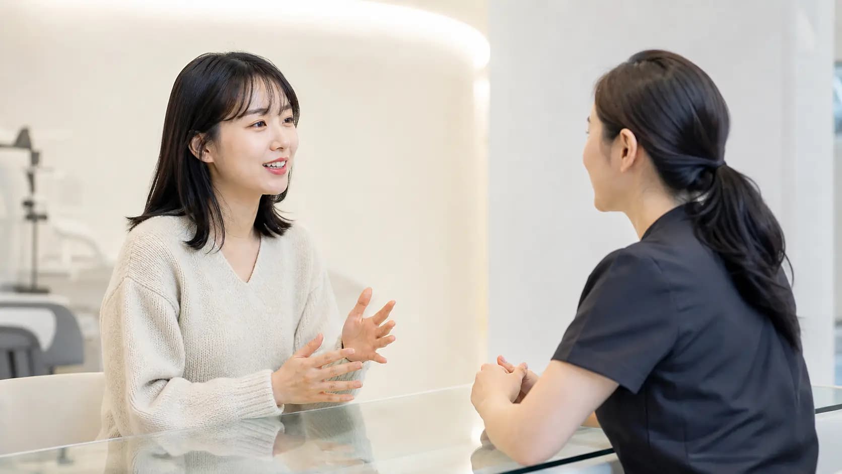 안과 예약 전 궁금한 점을 차분히 상의하는 성인 가족