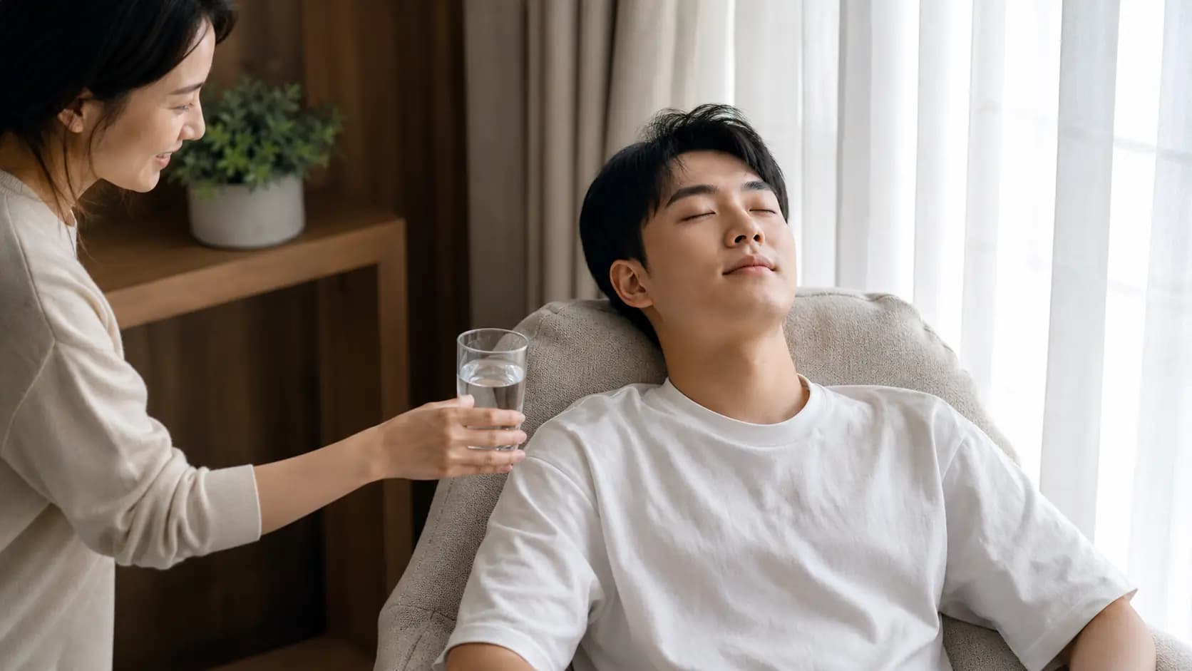 라섹 회복 초기에 조용한 집에서 휴식하는 성인과 가족