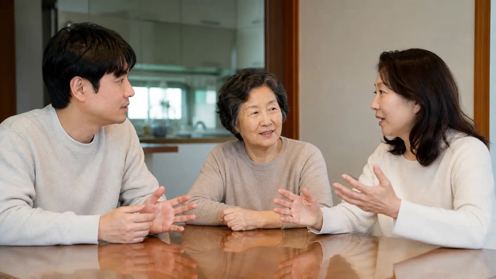 고령 부모의 백내장 진료 동행을 상의하는 가족