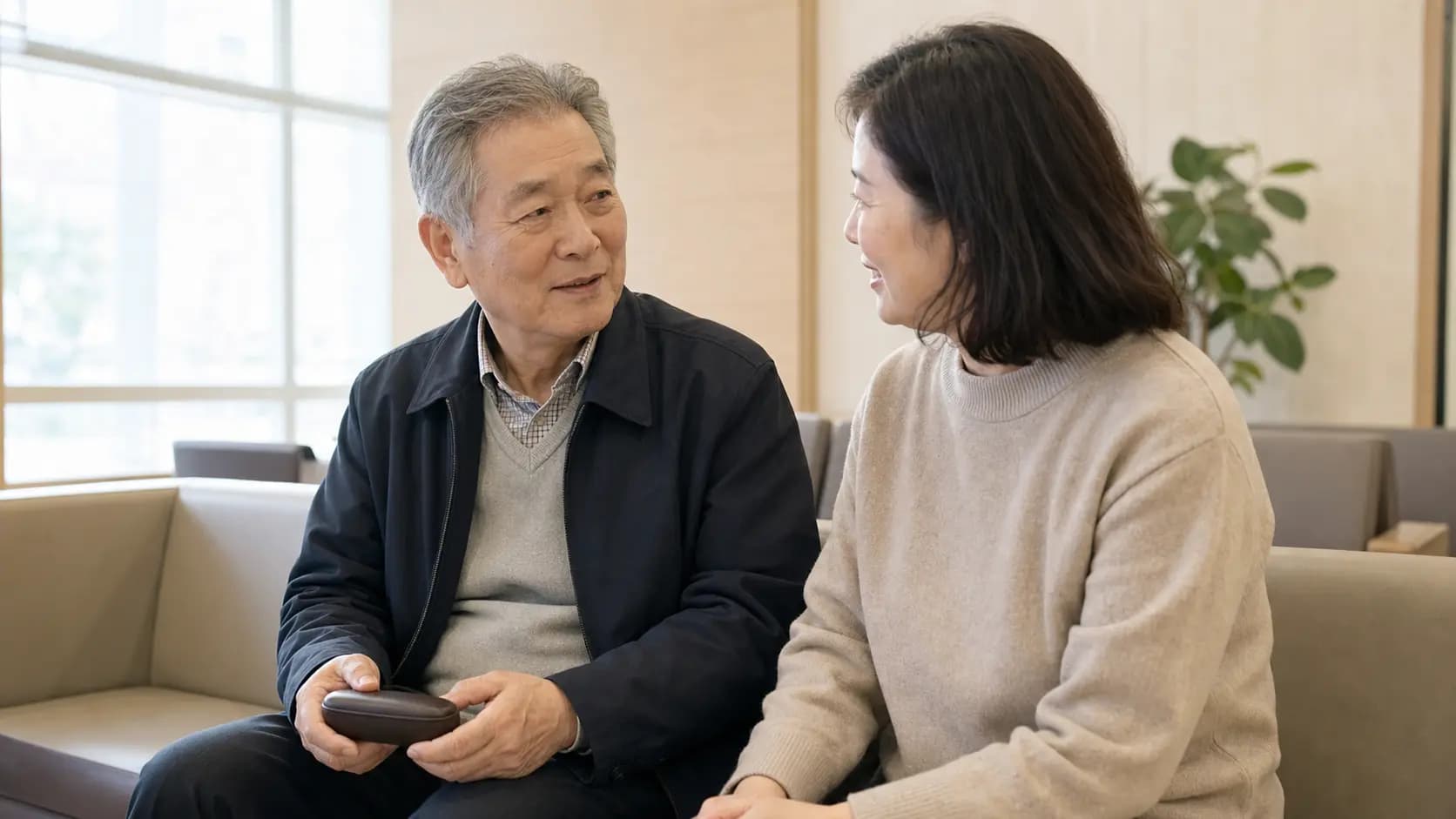 가족과 함께 백내장 진료를 준비하는 고령 성인