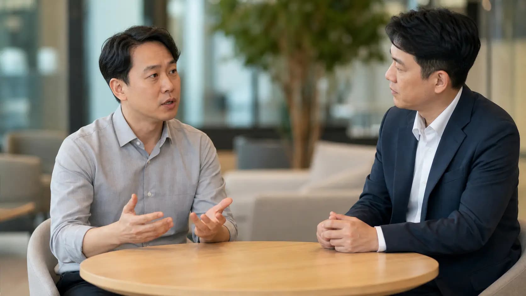 근무 중 진료 시간을 마련하려 상사와 대화하는 직장인