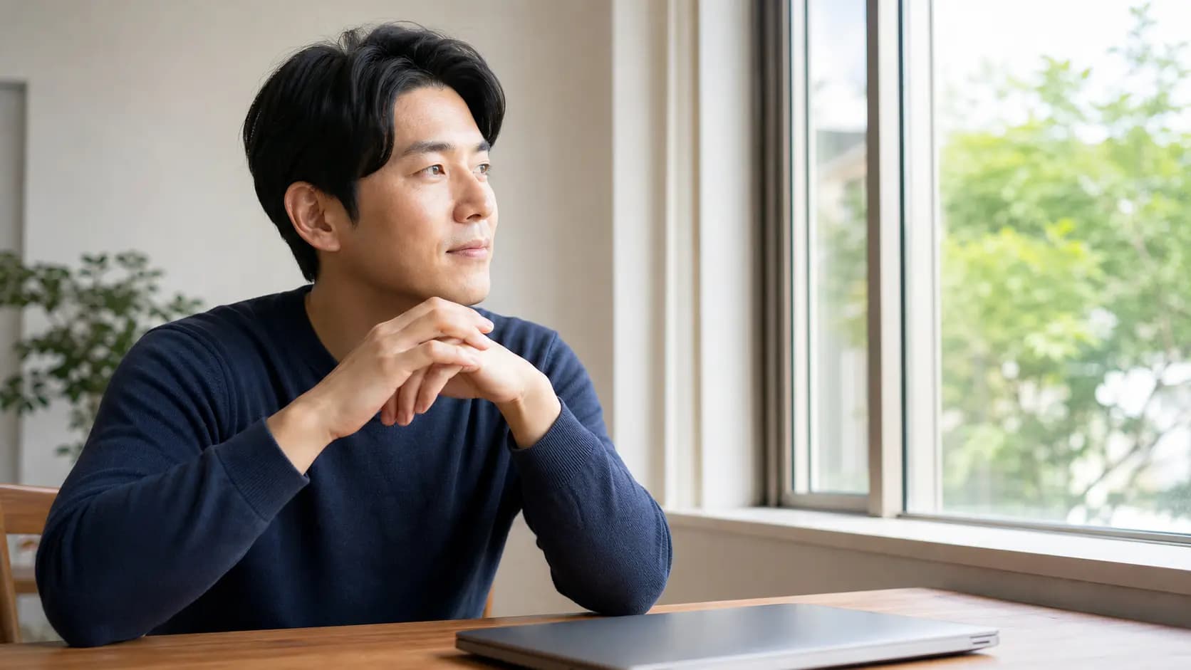 라섹 회복 중 가까운 작업을 쉬고 창밖을 바라보는 성인