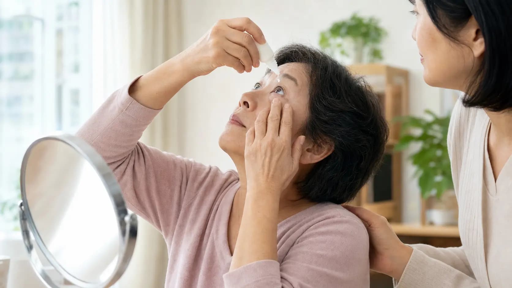 백내장 수술 뒤 가족과 함께 점안하는 고령 성인