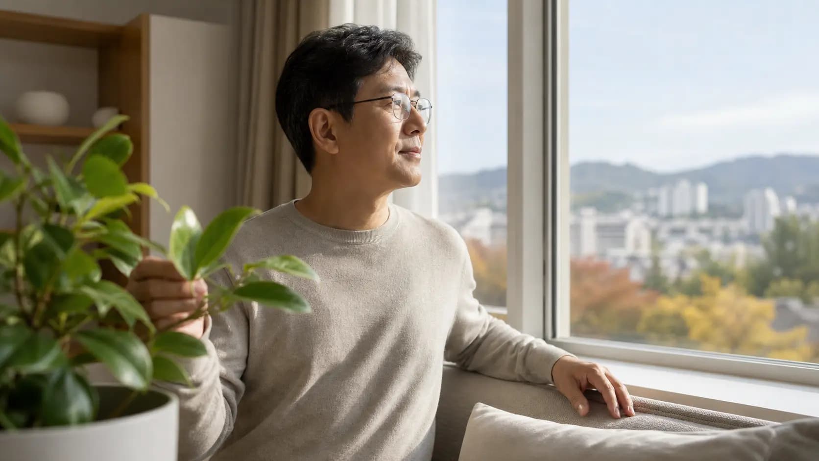 가까운 식물과 먼 풍경을 번갈아 바라보는 중년 성인