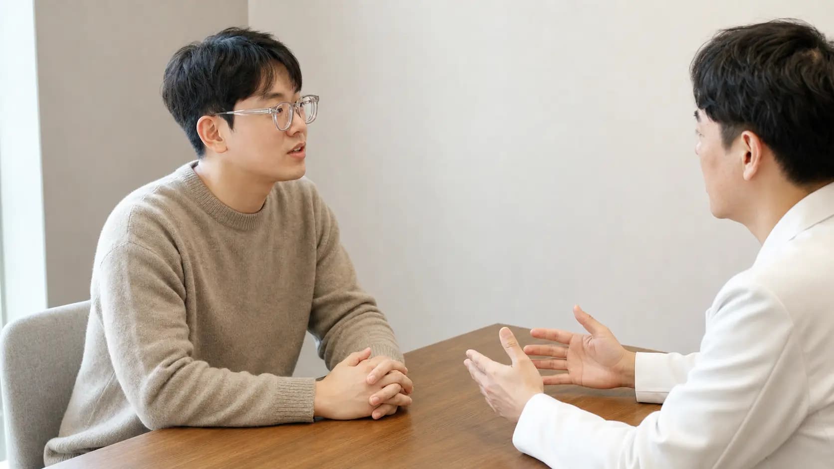 고도수 안경을 쓴 채 라식 적합성 상담을 받는 성인