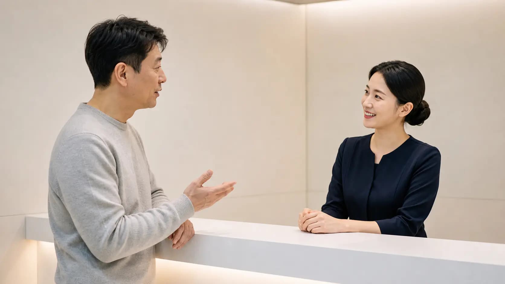 안과 접수 공간에서 방문 일정을 상담하는 성인