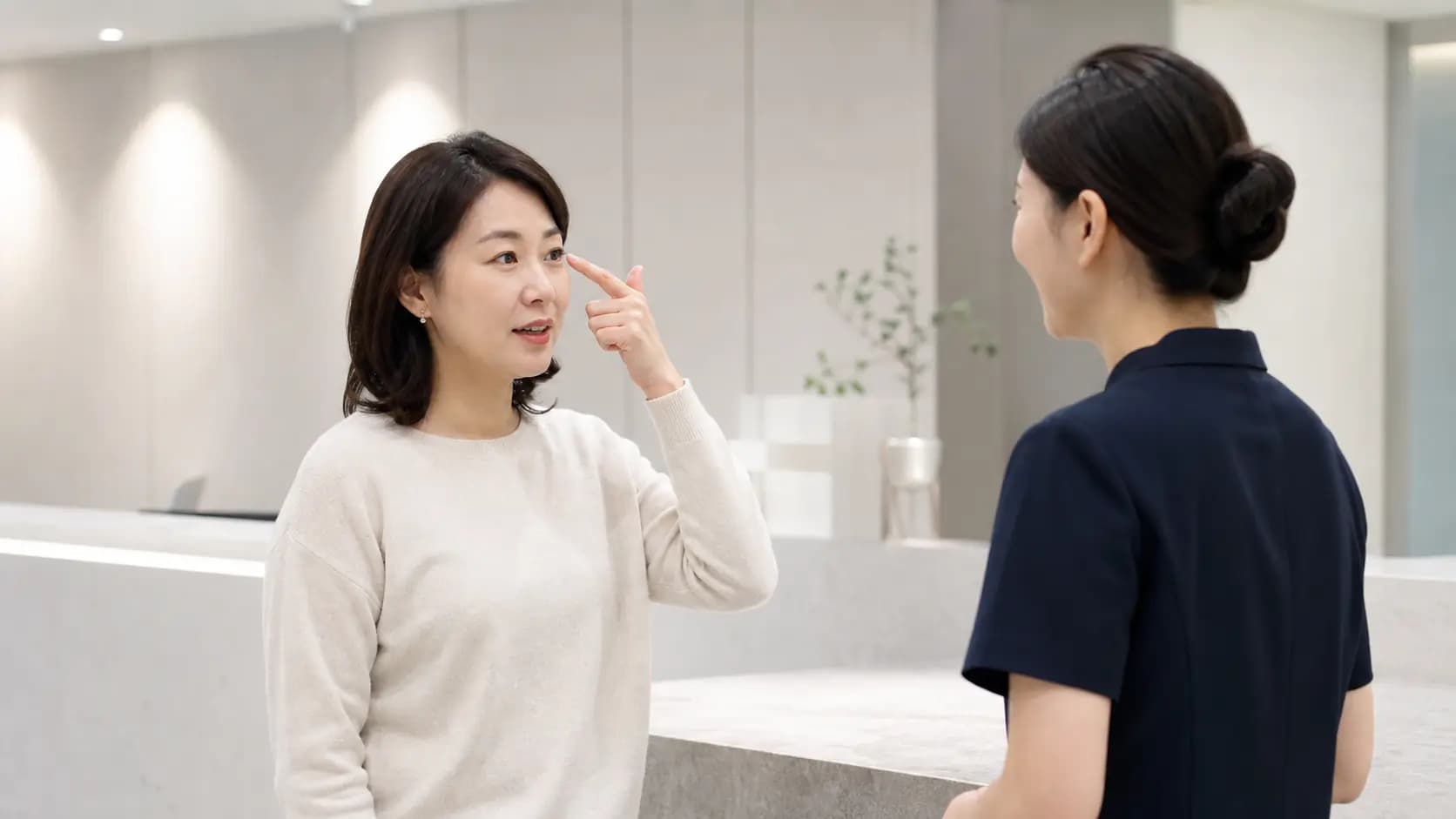 방문 목적을 안과 접수 담당자에게 설명하는 성인