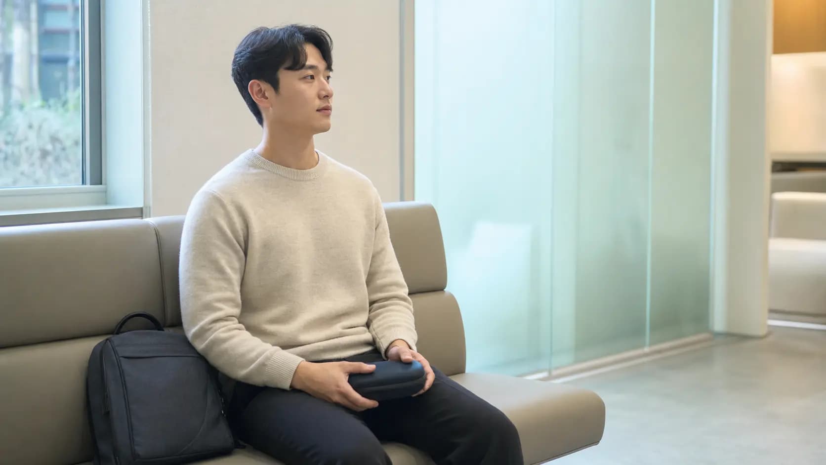 스마일라식 당일 안과 대기실에서 차분히 기다리는 성인
